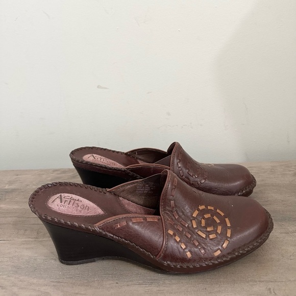 Clarks Artisan Womens 8 Slip-on Wedges Brown Leather Decorative Swirl Stitch - Picture 1 of 6